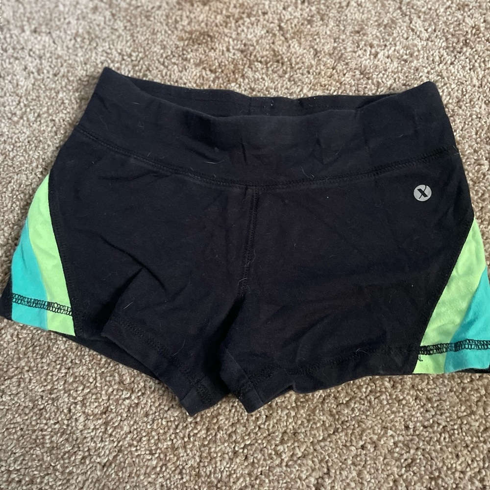 Xersion Kids Shorts in Black and Green